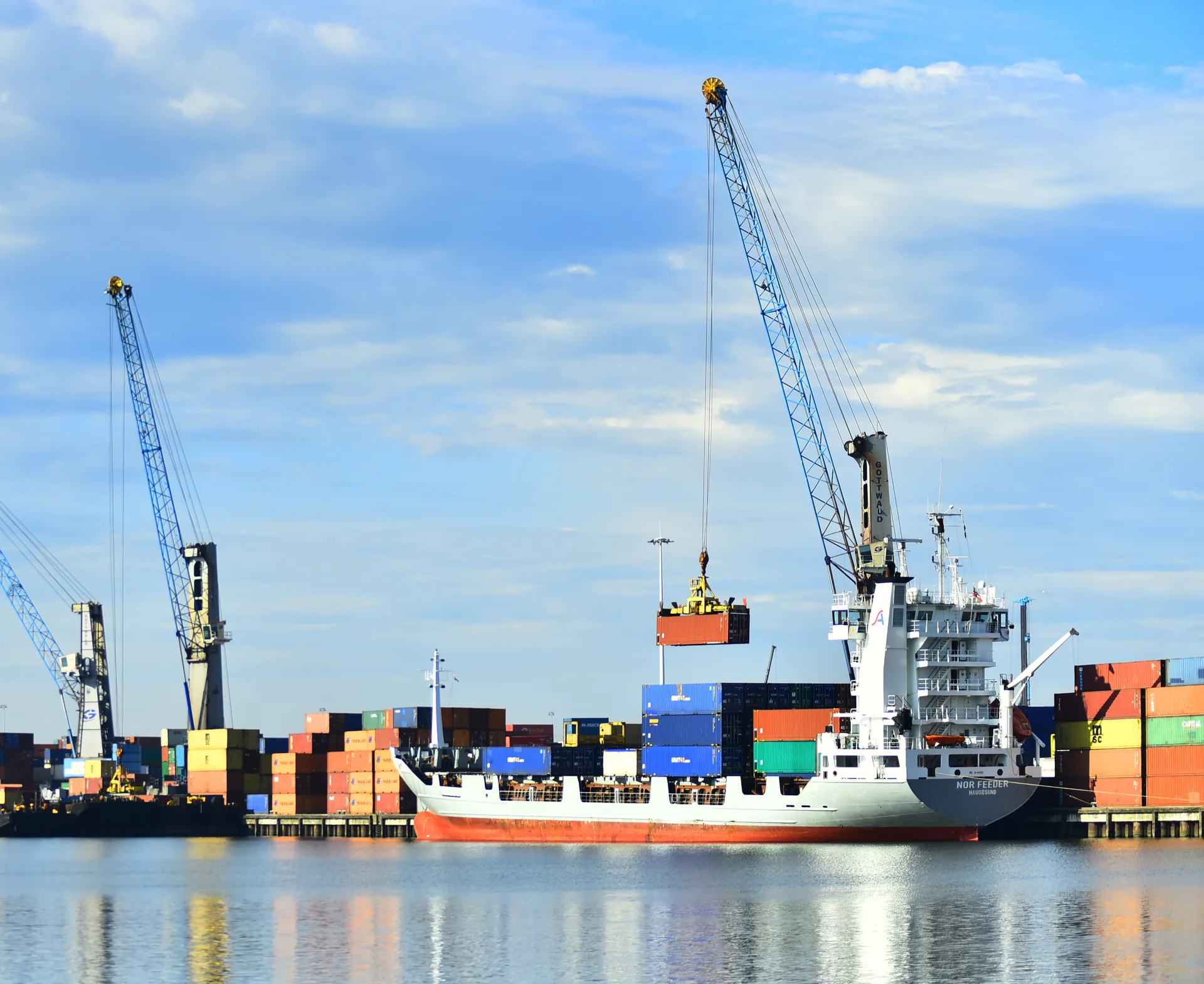 Containerschip dat wordt geladen door havenkranen